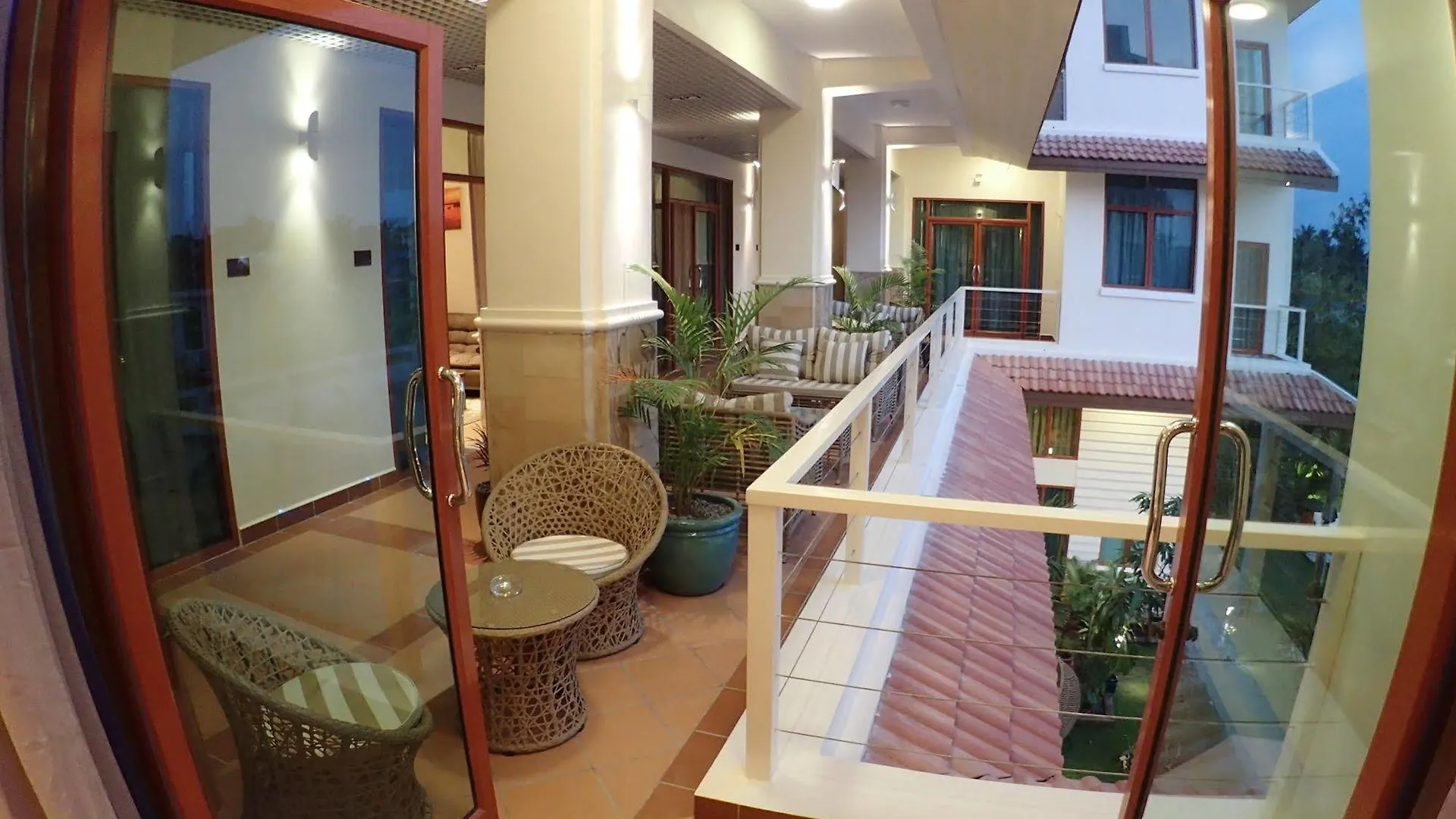 סיהאנוקוויל Deluxx Boutique Hotel